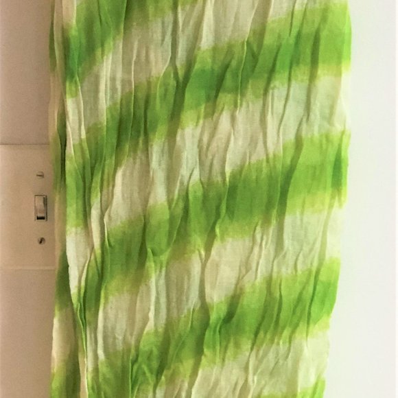 NEW Green and White lightweight scarf with tag - Picture 2 of 2